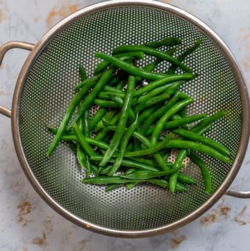 Green beans in a colander.