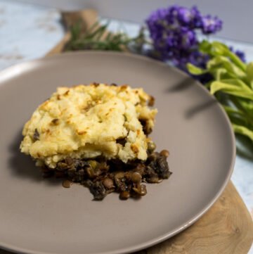 A plate of vegan shepherds pie.